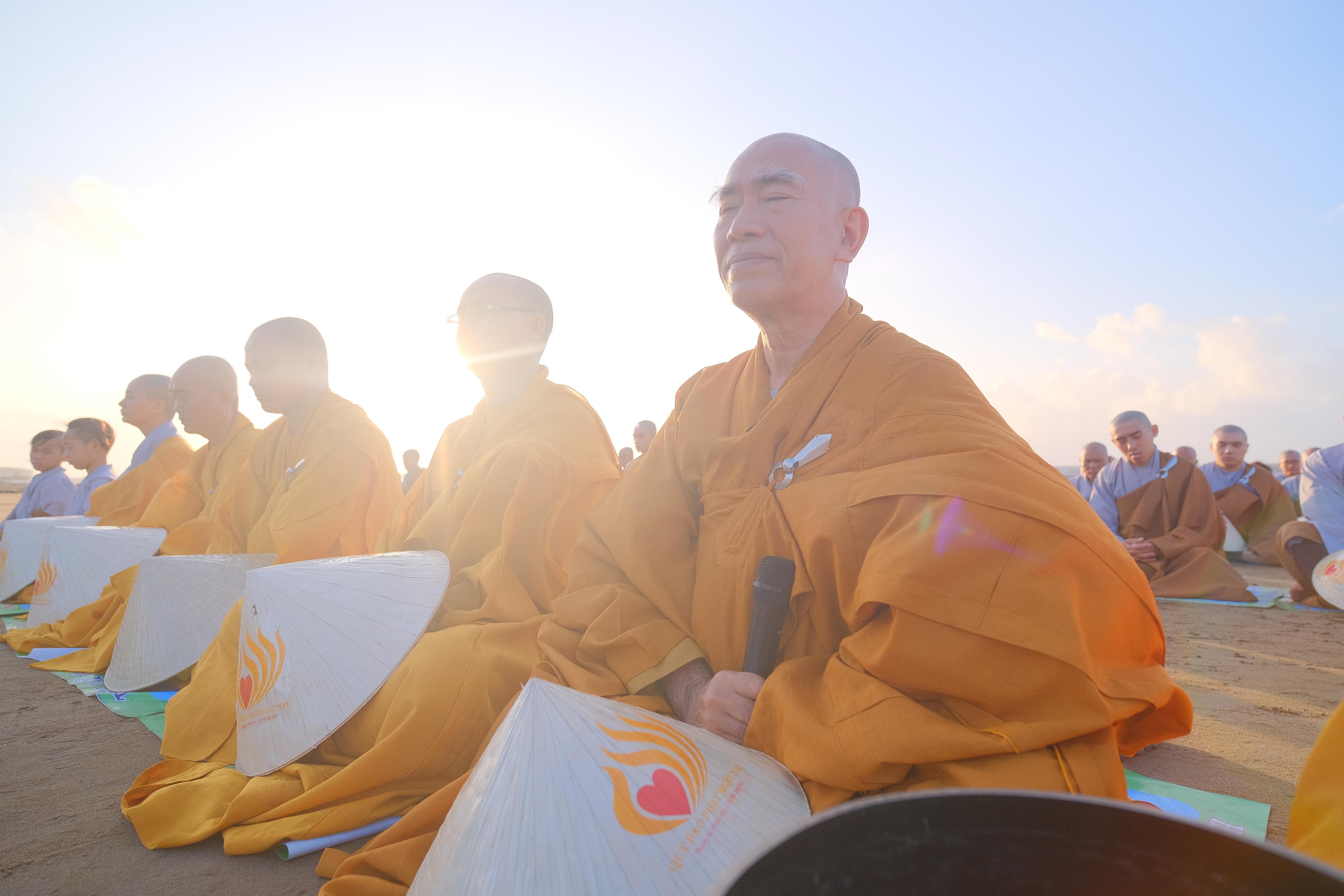 Thời thiền hành buổi sáng khóa tu Xuất gia gieo duyên tại chùa Quan Âm Đông Hải
