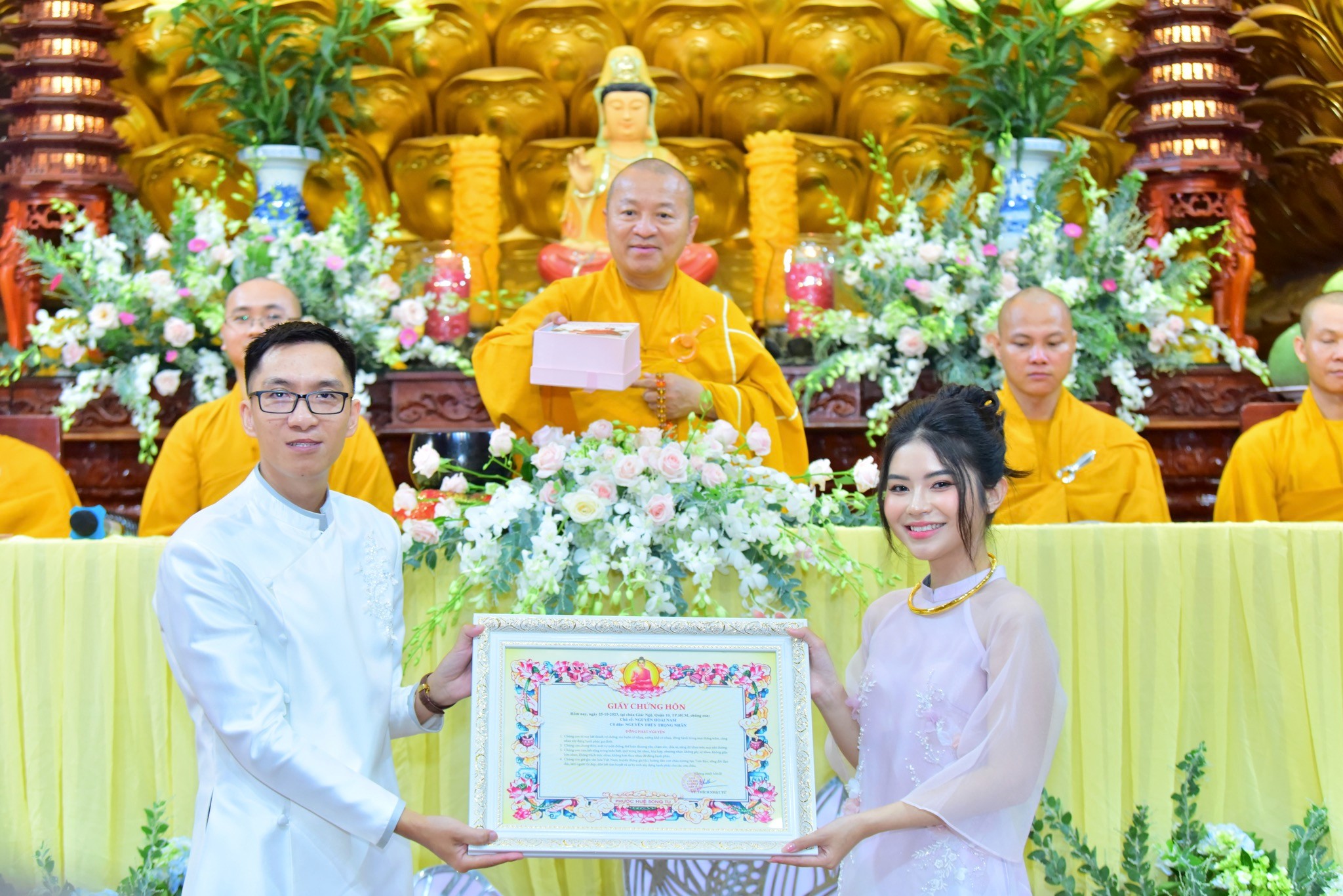 Hằng thuận chú rể Hoài Nam và cô dâu Trọng Nhân tại chùa Giác Ngộ