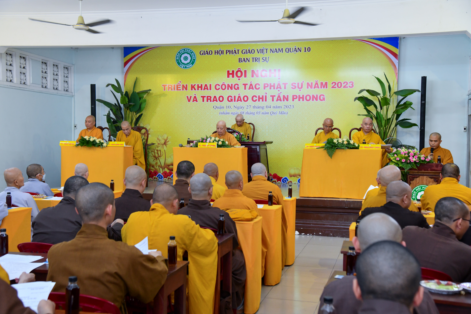 Phật giáo quận 10 họp triển khai công tác Phật sự năm 2023 và trao giáo chỉ tấn phong