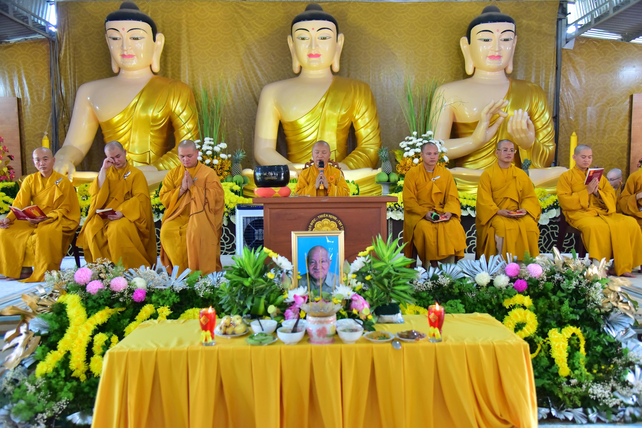 Hội chúng khoá tu Xuất gia gieo tưởng niệm tuần thất thứ 3 cụ ông Trần Ngọc Anh, thân phụ TT. Thích Nhật Từ