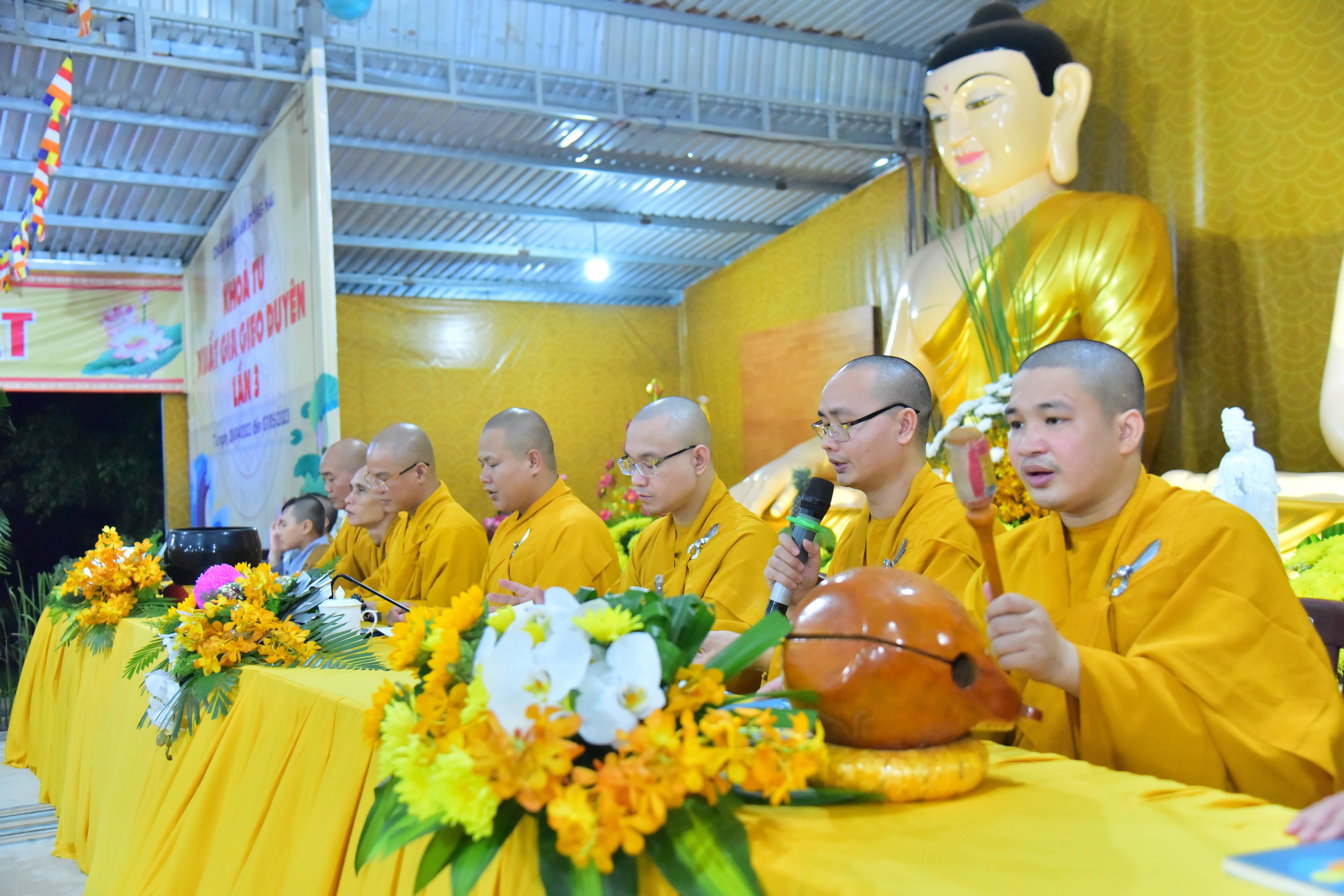 Thiền tọa buổi tối khóa tu xuất gia gieo duyên lần 3