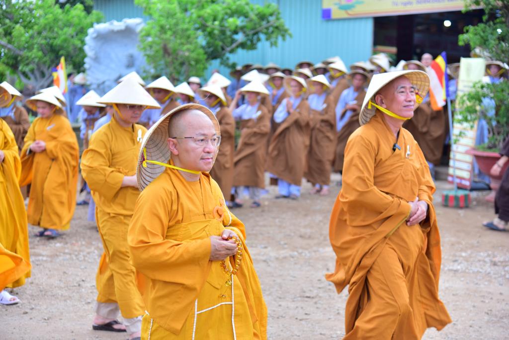 Hình ảnh buổi thiền hành trong ngày đầu tiên diễn ra khóa tu Xuất gia gieo duyên tại chùa Quan Âm Đông Hải (Sóc Trăng)