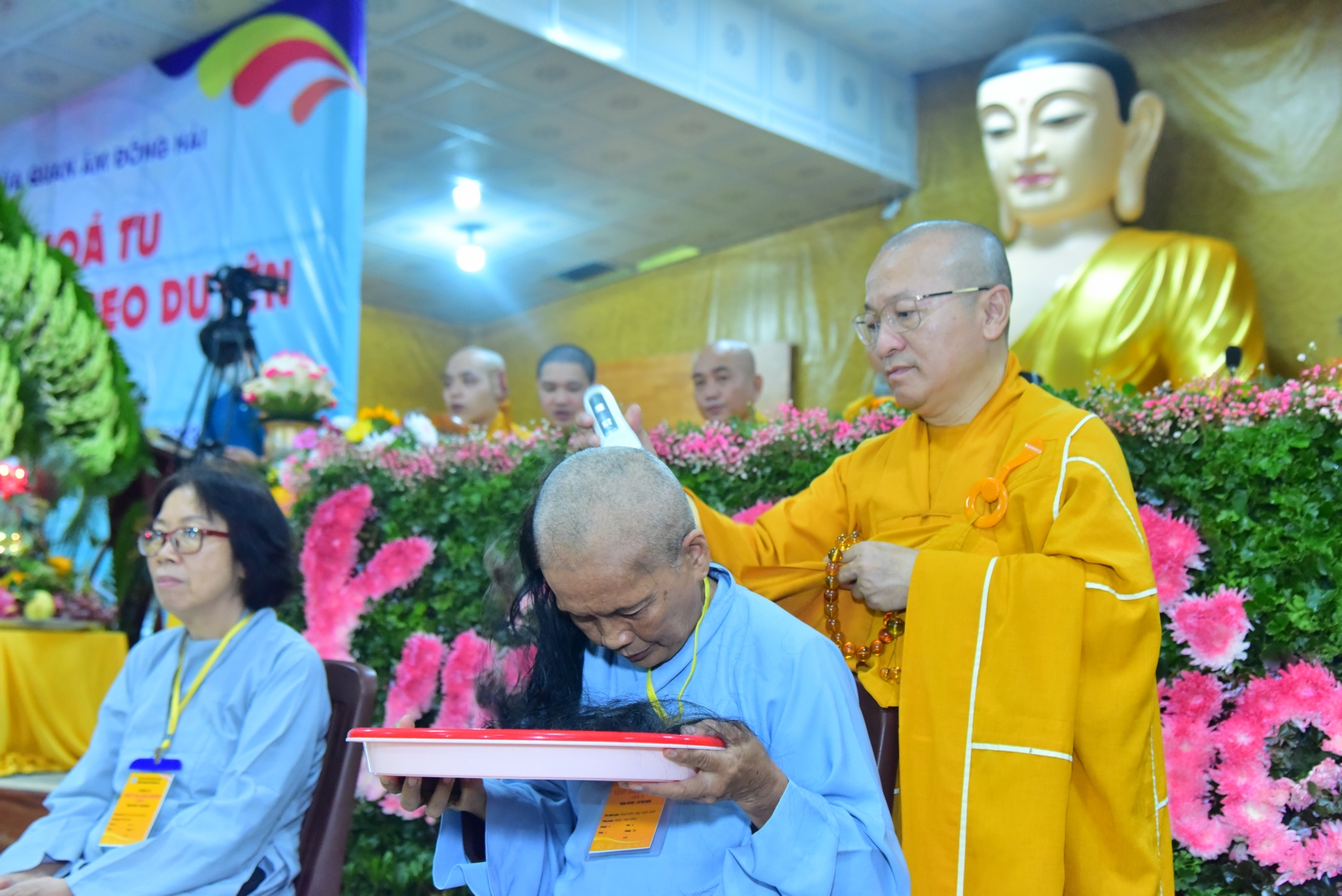 Tiếp tục thế phát cho 4 hành giả khóa tu Xuất gia gieo duyên lần 4 tại chùa Quan Âm Đông Hải